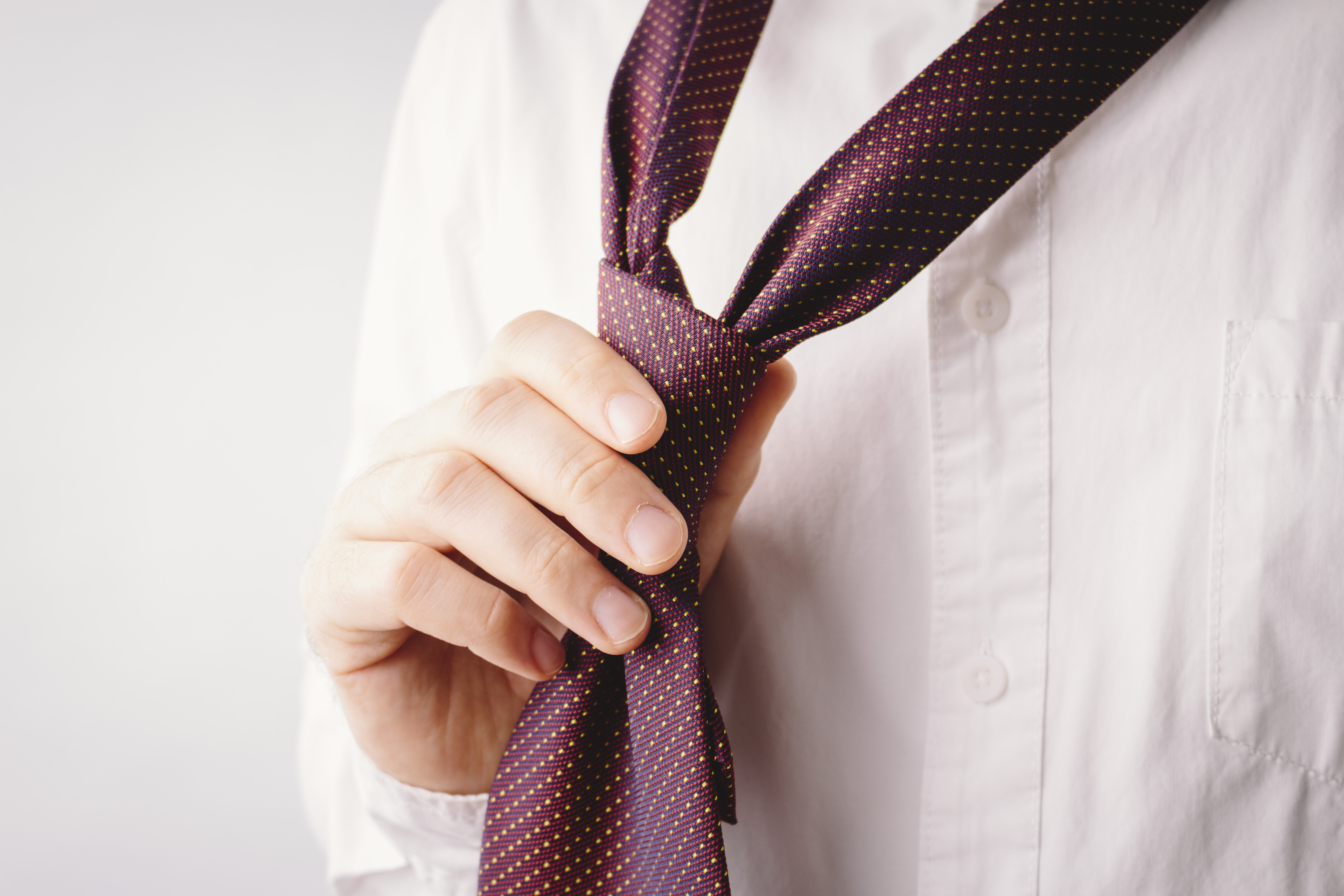 ネクタイを締める男性